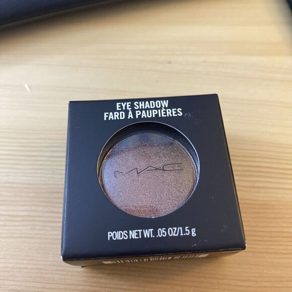 MAC FROST Eyeshadow NUDE MODEL - Picture 3 of 5